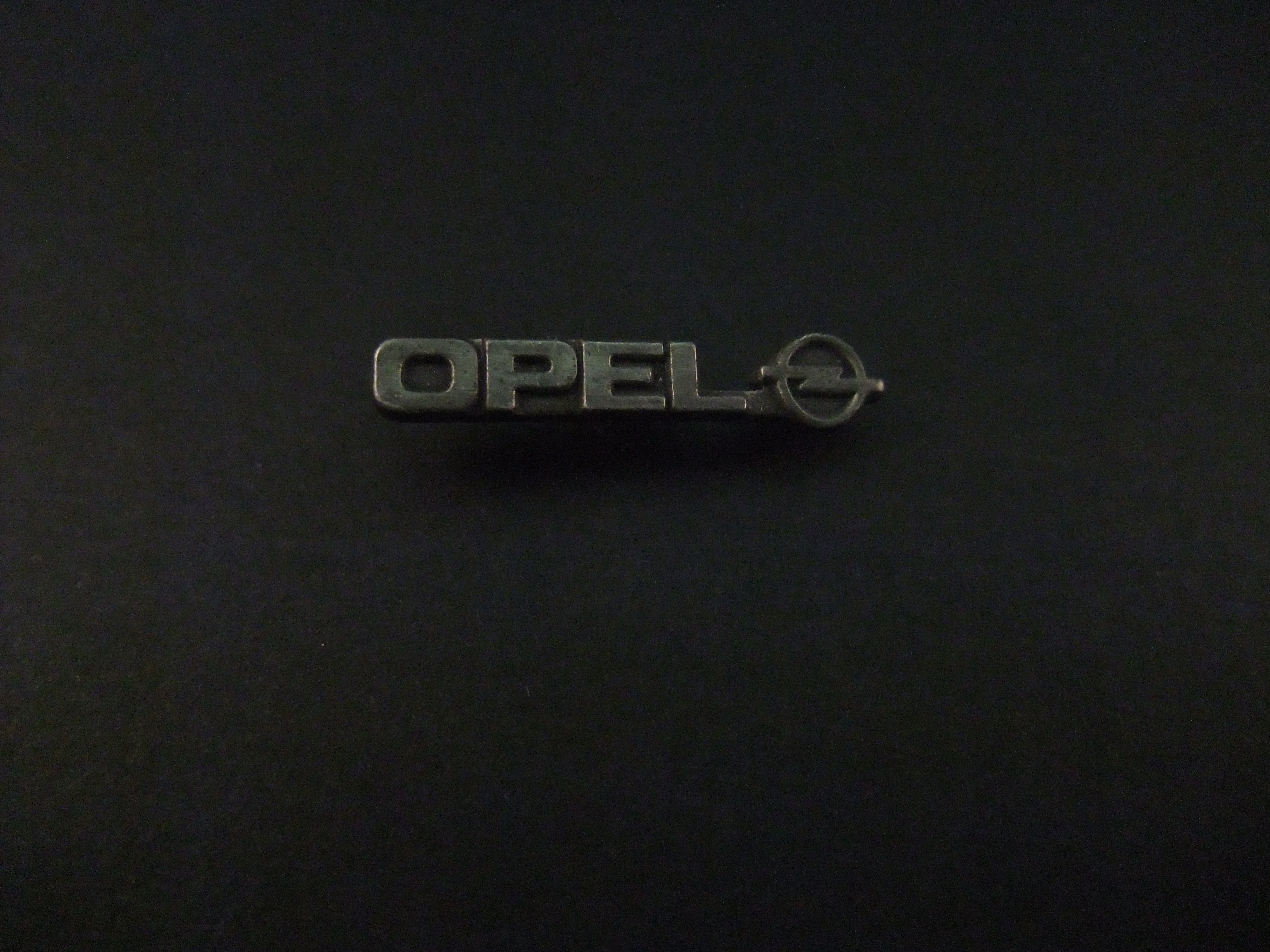 Opel zilverkleurig logo